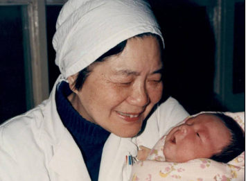 中国大陆首例试管婴儿在北京诞生