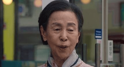 《黑暗荣耀》房东奶奶帮女主的理由是什么？是同情她吗？