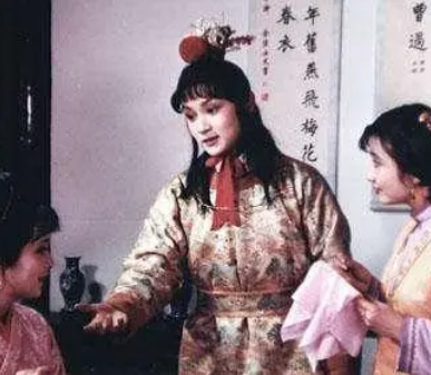 在小说红楼梦中宝钗三次让莺儿倒茶，描写这段的深意是什么？
