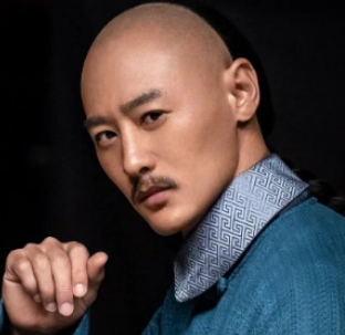 《丁宝桢》主演是谁？《战狼》编剧坐镇