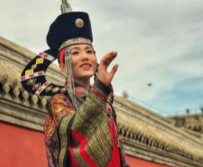 三娘子推动明蒙和平的原因是什么？她是如何做到的？