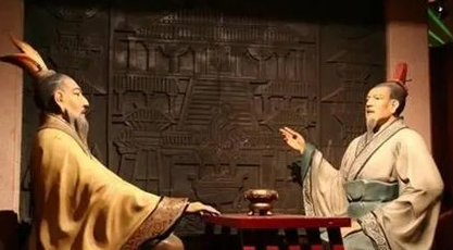 管仲“尊王攘夷”的策略具体指的是什么？如何实施？