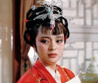 在小说红楼梦中薛宝钗是如何俘获史湘云的？