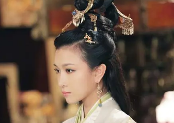 李治为什么以皇后之礼下葬自己的妹妹新城公主？