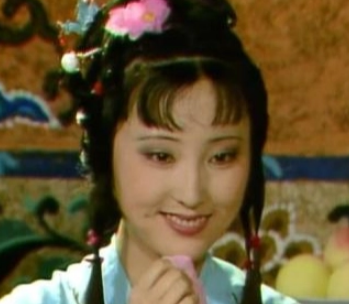 小说红楼梦中，贾雨村在中秋节时作的那副对联有什么含义？