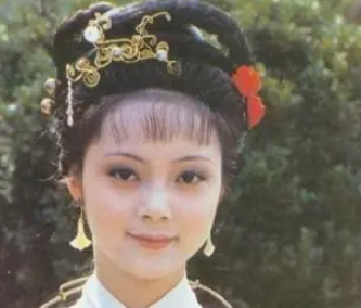 小说红楼梦中宝钗拉拢袭人的真实用意是什么？