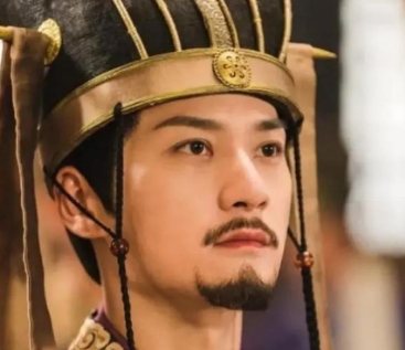 周宣帝死后杨坚为何能独揽北周大权？他是如何做到的？