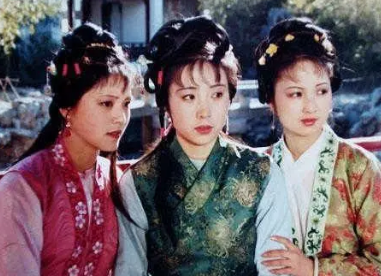 红楼梦中有三个女子一直想接近贾宝玉，她们的结局如何？