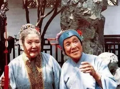 红楼梦中贾母和王夫人都送了刘姥姥礼物，可以看出二人的智慧