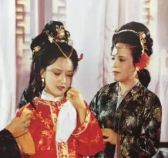 在小说红楼梦中鲍二老婆为何会选择和贾琏厮混