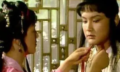 《红楼梦》袭人对宝玉有几分真心在？看她服侍的细节就能明白！