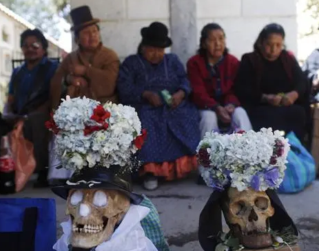 人头展览！玻利维亚清明节晒亲人头骨
