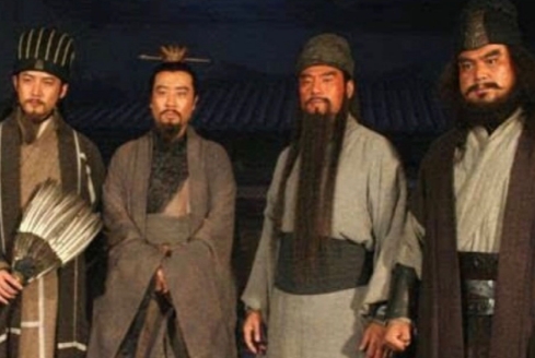 诸葛亮为什么管不住关羽张飞？他们的关系如何？