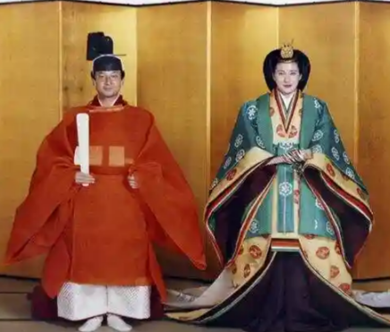 日本天皇娶亲妹：血缘禁锢下的皇权神话与遗传悲剧