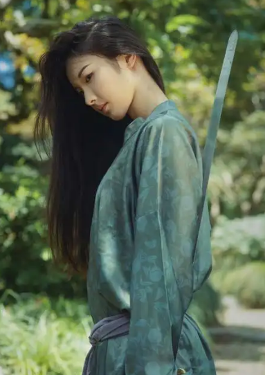 裴十二：唐代才女真名之谜与历史烟云中的身份重构